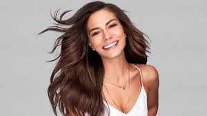 Annesi ayşen şener, ablası derya. Demet Ozdemir Kimdir Iste Pantene Altin Kelebek En Iyi Romantik Komedi Dizisi Kadin Oyuncu Adayi Demek Ozdemir In Hayati Ve Biyografisi