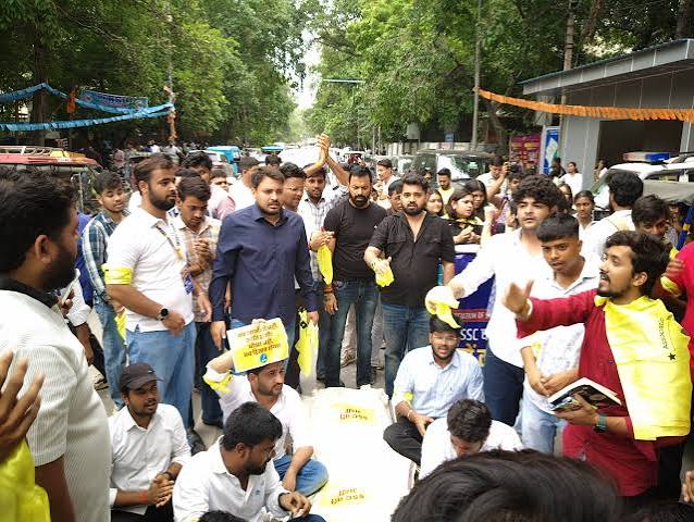 ASAP holds fiery protest against SSC scam - Aam Aadmi Party