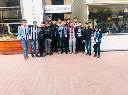 Akhisar maçından sonra otobüsteyken halil arkadaşımızı, alkollü taraftarlar önünü kesip otobüsü durdurduğunu gördüm. 68 Aksarayspor Ouka Cafe Isletmecisi Alpaslan Ozturk Facebook