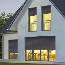 Il est également possible d'équiper une porte d'entrée d'un volet roulant à manœuvre électrique, mais il convient dans ce cas de prévoir un moyen d'accès en cas de panne de courant. Volet Roulant Fenetre Verriere Porte D Entree De Garage Sur Mesure