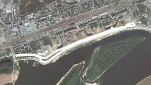 Der zahlenzusatz in der namensgebung spiegelt dabei zum einen die vier achsen und zum anderen die erste version dieses krantyps wider. Dzerzhinsk Damm Fahrradweg Dserschinsk Oblast Nischni Nowgorod Russland Pacer