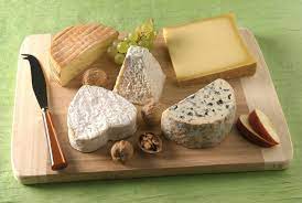 Les étiquettes semblaient être devenues folles : Fromages Les Moins Gras Ne Mets Pas Tes Coudes Sur La Table