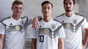 Ahora tu perro también podrá sentir los colores de su selección y apoyar a la selección alemana a su paso por la eurocopa 2012. Retro Look Alemania Presenta Su Camiseta Para El Mundial De Rusia El Boletin