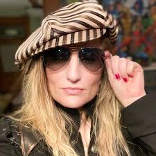 Amanda Carson Riley (@MandaBethsings)