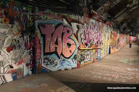 Ce qu'il se passe quand on demande à deux street artists si le tag fait partie du street art Leake Street Graffiti Tunnel Le Banksy Street Art A Waterloo