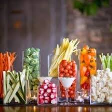 Comment Presenter Des Crudites Et Des Fruits Sur Un Buffet Buffet Dinatoire Fruits Et Legumes Plateau De Legumes