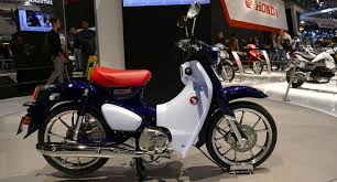 The honda super cub was the right bike at the right time, and now it's back in a thoroughly modern version, the right bike for the way we ride today. Honda Super Cub C 125 Auf Der Intermot Motorradonline De