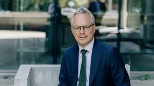 Regjeringen viderefører tiltak for å få ned smitten, men det blir lettelser for barn og unge og arbeidsplasser. Lite Fremtidsrettet Budsjett