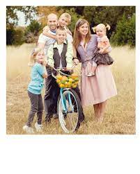 What To Wear In Family Pictures Capturing Joy With Kristen Duke Family Picture Outfits Picture Outfits Family Portraits