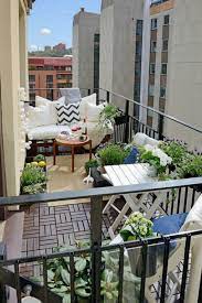 Desain balkon lesehan ini merupakan desain balkon rumah lantai dua yang cukup populer dan sering menjadi pilihan. 16 Desain Balkon Kece Untuk Rumah Mungil Berlantai Dua
