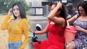 Vidio viral 16 menit ini kini banyak sekali warganet yang mencari di mesin pencarian google, hal ini terbukti ketika admin mengetikan kata kunci yang hampirsama dengan 16 menit 44 detik ini 2 Wanita Seksi Kakak Adik Mandi Di Atas Motor Di Mojokerto Diperiksa Polisi Alasannya Bikin Gemes Halaman 3 Surya