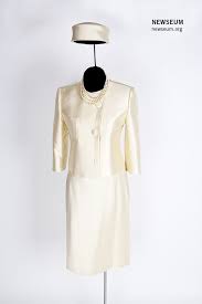 This Is A Designer Replica Of A Silk Suit And Pillbox Hat Worn By Jacqueline Kennedy During A 1961 St Fashion Through The Decades Lou Fashion Fashion Obsession