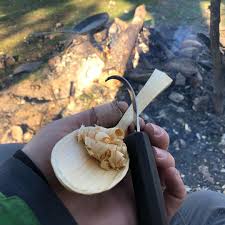 Dogada Iken Kulaginiza Kus Sesleri Gelir Ruzgar Yuzunuzu Siyirir Ve Agaclarin Dallarini Hisirdatir Kamp Atesind Wood Utensils Carved Spoons Green Woodworking