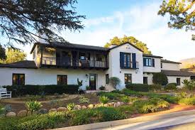 Con airbnb, te sentirás como en casa donde vayas. Check Out This Awesome Listing On Airbnb Classic Santa Barbara Spanish Style Houses For Rent In Santa Barb Hot Tub Outdoor Vacation Home Spanish Style Homes