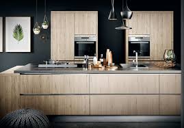 Les finitions classiques sont accompagnées par les accessoires de la ligne industrielle, tels que les vitrines avec le. Cuisine Contemporaine Sur Mesure Et Ilot Central Ton Bois Chene Naturel