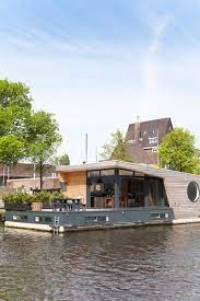 Schwimmendes Zuhause Ein Paar Hat Sein Haus Nicht Auf Festem Grund Bauen Lassen Es Geniesst Das Wohnen Auf Einem Selbe House Boat Water House Floating House