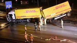 Unfall Auf A100 Paket Laster Verkeilt Sich Sperrung Bis Nachmittag In 2020 Unfall Laster Sattelschlepper