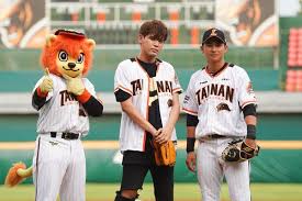 吳奇隆見陳傑憲 佩服運動員手上厚繭影 2016/7/13 21:56 （7/14 09:25 更新） 請同意我們的隱私權規範，才能啟用聽新聞的功能。 ä¸­è· æ´ªä¸€ä¸­èˆ‡çˆ¸çˆ¸ç«Ÿèªè­˜é™³é›¶ä¹é‚€è«‹é™³å‚'æ†²å†ä¾†å°æ±ºç‹¼äººæ®º Ettodayé‹å‹•é›² Ettodayæ–°èžé›²