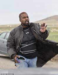 The death of his mother in 2007 was clearly a point of no return for west. Kanye West Verschiebt Donda Mit Child Album Nachdem Der Erzrivale Taylor Swift Tropfen Uberraschung Musik Aktuelle Boulevard Nachrichten Und Fotogalerien Zu Stars Sternchen