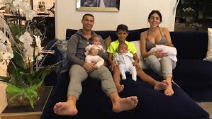 Cristiano ronaldo sherpa fleece decke | cr7 fußball design vektor kunst zeichnung compfy haftungsausschluss: Cristiano Ronaldo Schwebt Im Familiengluck