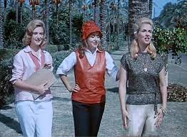 تدور قصة فيلم الأيدى الناعمة حول برنس من سلالة محمد على باشا ينظر بنظره طبقية لكل من حوله و أنه هو الأفضل، و الذى يجسد دوره أحمد مظهر،و يحكى الفيلم كيف يسير نمط حياته بعد قيام ثورة 23 يوليو و التأميم لكل ممتلكات العائلة المالكة، و حيث يتبقى له فقط القصر الذى يعيش فيه لكنه. ÙÙŠÙ„Ù… Ø§Ù„Ø£ÙŠØ¯ÙŠ Ø§Ù„Ù†Ø§Ø¹Ù…Ø© 1963 Ù…Ø¹Ø±Ø¶ Ø§Ù„ØµÙˆØ±