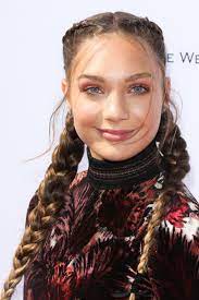 Maddie Ziegler S Parted Half Ponytail Is The Easiest And Cutest Back To School Hairstyle Girls Hairstyles Easy Kids Hairstyles Girl Hairstyles