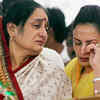 Vilasrao Deshmukh's wife Vaishali and daughter-in-law Aditi mourn during  his funeral ceremony at Babhalgaon in Latur