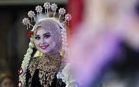 Di akad pernikahan wedding kk dika+arga ini kebaya pengantin hijab, kebaya akad nikah hijab simple, kebaya akad nikah hijab modern, riasan . Meski Berhijab Dan Tanpa Paes 8 Inspirasi Pengantin Jawa Ini Layak Kamu Coba