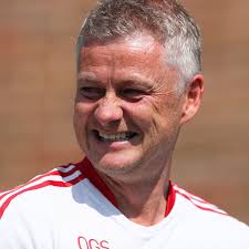 À 23 ans, il est recruté par manchester united. Ole Gunnar Solskjaer Signs New Manchester United Contract Manchester Evening News