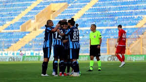 Pote, ümraniyespor'un alanı daraltmasından dolayı rahat bir vuruş yapamadı ve topu auta gönderdi. Adana Demirspor 4 2 Umraniyespor Mac Sonucu Fotomac