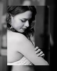 Captured a moment of pure magic with the incredible Rebecca Armstrong. Her  beauty is more than skin deep—it's spontaneous, captivating, and utterly  inspiring. Her smile is everything. ✨🫶🏻 #BeckyArmstrong  #vivov40series5gxbecky #beckyangels