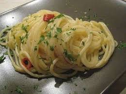 In origine era considerato un piatto povero e per questo mangiato solamente dai contadini. Spaghetti Aglio Olio E Peperoncino Di Alessandro Borghese Ricetta Ricette Pasti Italiani Ricette Di Pasta