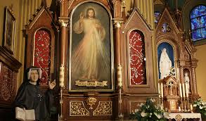 La imagen de la divina misericordia (o de jesús misericordioso) es un cuadro que muestra la visión de jesús que tuvo santa maría faustina kowalska el 22 de febrero de 1931.en él se ve a jesucristo irradiando luz roja y blanca pálida desde su sagrado corazón.esta imagen forma parte de la devoción a la divina misericordia.santa faustina escribió en su diario unas promesas de jesús en. Imagen Divina Misericordia Santa Faustina El Diario Jesus En Ti Confio Congregacion
