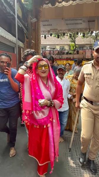 Sunita Ahuja was spotted at Lalbaugcha Raja as she arrived to seek Bappa’s blessings, #SunitaAhuja #fblifestyle #reels | Filme Flicks | Facebook