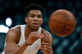 Check out this biography to know about his childhood, family life, achievements and fun facts about him. Nba Star Giannis Antetokounmpo Verlangert Der Greek Freak Bleibt Bei Milwaukee Bucks Der Spiegel