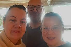 Sad fast i kæmpe snedrive men fik hjælp: »Vi er så taknemlige for husly«