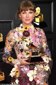 Home » fashion » taylor swift's 2021 grammys look and other dresses that say 'spring' 15/03/2021 fashion last night at the 2021 grammys, taylor swift made history as the first female artist to win three album of the year awards. Vojierqhky2y0m
