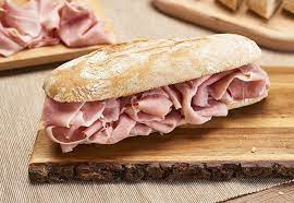 Ormai fa davvero caldo e a volte non si ha voglia di cucinare, ma la voglia di mangiare qualcosa di buono, beh, quella non manca proprio mai, allora cosa si può. Panino Prosciutto Di Praga Panino Giusto
