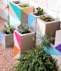 Einen Wunderschonen Garten Gestalten Mit Wenig Geld Wohnideen Und Dekoration Garten Gestalten Betonblock Garten Diy Krautergarten