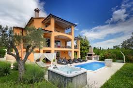 Patio trasero de madera con jacuzzi. Yakuzi Pool Garten Luxus Book A Lovely Villa Ari With Jacuzzi And Pool In Rakalj Garten Deko