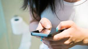 Accro du smartphone aux WC? Attention, vos hémorroïdes vous guettent!