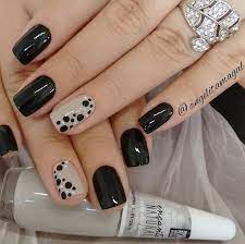 Uñas decoradas de flores sencillas que aportan un aspecto diferente, elemental pero poco visto. Decoracion De Unas Negras