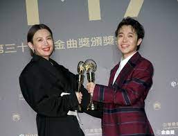 Oct 03, 2020 · 第31屆金曲獎頒獎典禮今晚登場，典禮主持人魏如萱抱回國語歌后獎座，國語歌王由吳青峰奪得，阿爆「kinakaian 母親的舌頭」獲3大獎，成為第31屆金. ç¬¬31å›žæµè¡ŒéŸ³æ¨‚é‡'æ›²çŽ é˜¿çˆ† ã‚¢ãƒ¼ãƒã‚ª ã® Kinakaian æ¯è¦ªçš„èˆŒé ­ ãŒä¸‰å†  ã‚¢ã‚¸ã‚¢ãƒ³ãƒ'ãƒ©ãƒ€ã‚¤ã‚¹