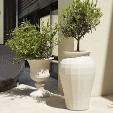 Ces Deux Pots Contemporains Rendent Hommage Aux Formes Iconiques Des Poteries Le Vase Medicis Et L Amphore Medicis Et Vase Medicis Decoration Terrasse Pots