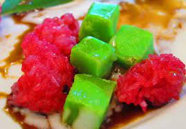 Lebih sedap lagi kalau dimakan dengan pulut kukus yang diwaranakan (biasanya warna merah). Facebook
