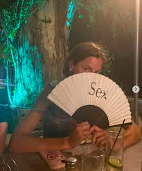 The Crown S Diana Star Emma Corrin Poses Up A Storm On Stunning Instagram Page Aktuelle Boulevard Nachrichten Und Fotogalerien Zu Stars Sternchen Until this week, she was a complete unknown, having only recently graduated from cambridge. diana star emma corrin poses up a storm