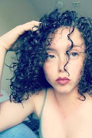 Curly hair guru (@danaira222)