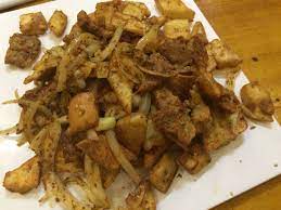 Xinjiang Food At Jintailu Beijing China Lamb Meat With Nan Bread And Onions Stir Fried Together To Get A Nice Crispy Dish Food Dishes Foodie