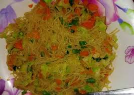 Bihun goreng consists of chewy springy vermicelli noodles fried with leafy greens, tender chicken, egg, bean sprouts, and garlic. Resep Bihun Goreng Simple Yang Nikmat Menu Resep Mudah