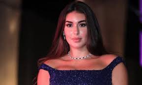 وأضاف المصدر أن هناك أسباباً عديدة للطلاق، كان أهمها الصداقة القوية التي كانت تربط ياسمين بالفنان محمد عادل إمام، والشائعات. ÙŠØ§Ø³Ù…ÙŠÙ† ØµØ¨Ø±ÙŠ ØªÙØ§Ø®Ø±Øª Ø¨Ø«Ø±ÙˆØªÙ‡Ø§ Ø£Ù…Ø§Ù… Ø§Ù„Ø£Ø·ÙØ§Ù„ Ø§Ù„Ù…Ø±Ø¶Ù‰ ØªØµØ± Ù ØºØ¨ÙŠ ÙˆÙ„Ø§ Ø¥Ù†Ø³Ø§Ù†ÙŠ Al Arrab Ø§Ù„Ø¹Ø±Ø§Ø¨